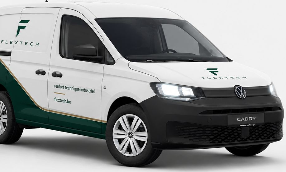 Utilitaire FLEXTECH (VW Caddy floqué) arrivant sur site industriel